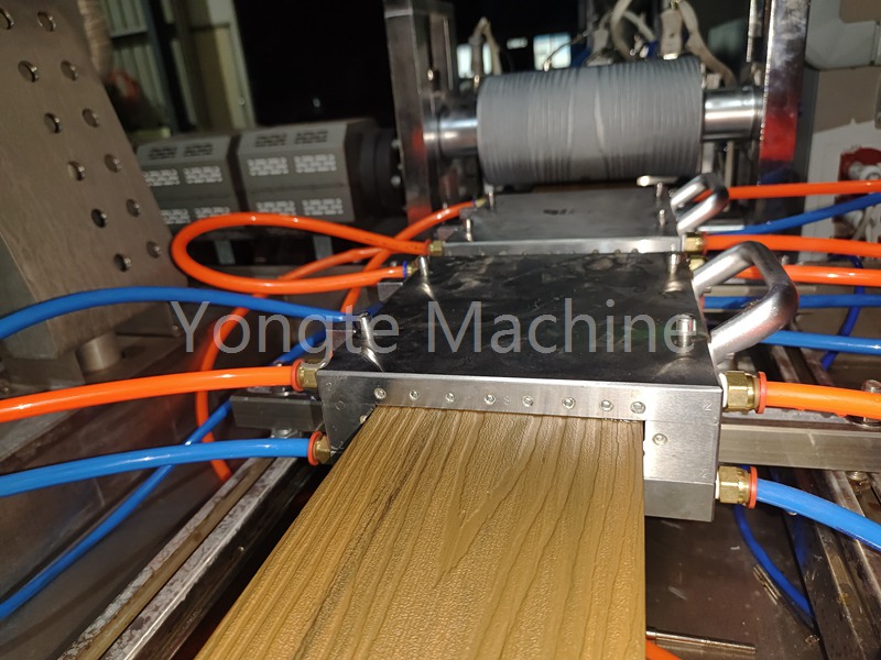 Yongte adopts advanced servo motor technology in the manufacturing of wood plastic extruders